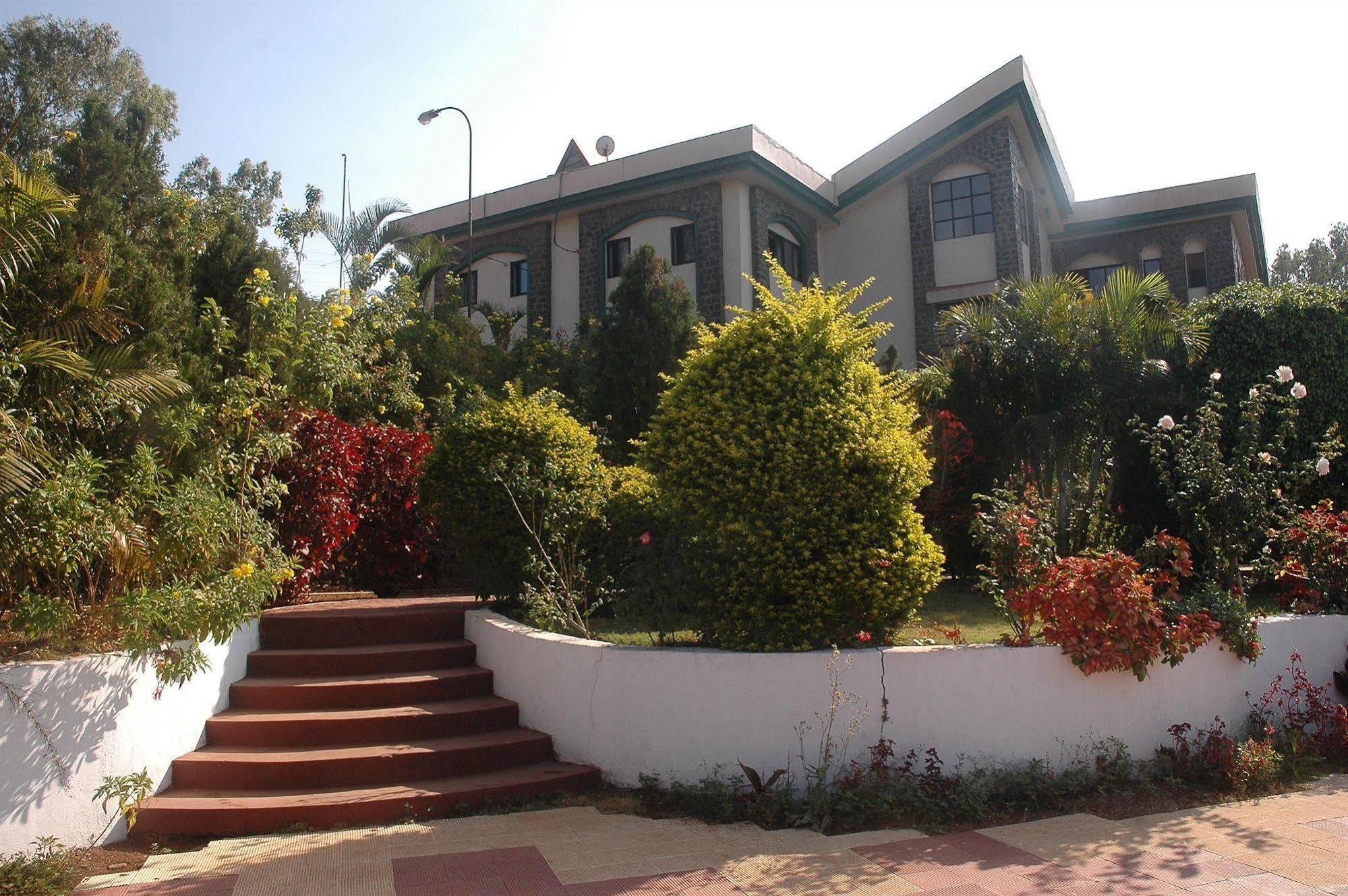 Aveda Blue Country Resort Panchgani Buitenkant foto
